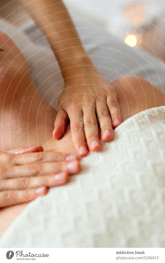 Anonyme Masseurin bei der Massage eines unkenntlichen Kunden Frauen Therapeut Spa Verfahren Wellness Leckerbissen Klient Körperpflege Gesundheit Erleichterung