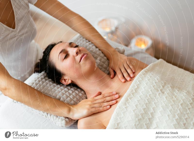 Frau Therapeutin tut Körper-Massage an weiblichen Kunden in Spa-Salon Frauen sich[Akk] entspannen Masseur Verfahren Klient Rehabilitation Therapie Leckerbissen