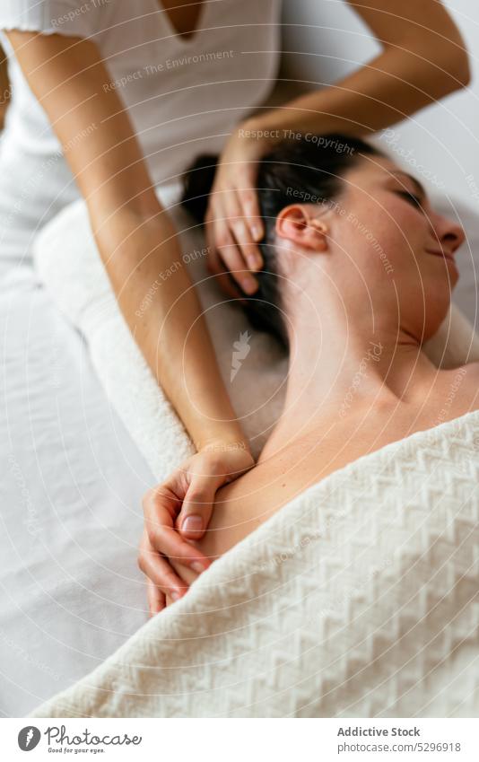 Crop Therapeut tun Körper-Massage für weibliche Kunden in Spa-Salon Frauen sich[Akk] entspannen Masseur Verfahren Klient Rehabilitation Therapie Leckerbissen