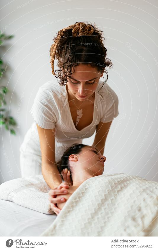 Frau Therapeutin tut Körper-Massage an weiblichen Kunden in Spa-Salon Frauen sich[Akk] entspannen Masseur Verfahren Klient Rehabilitation Therapie Leckerbissen
