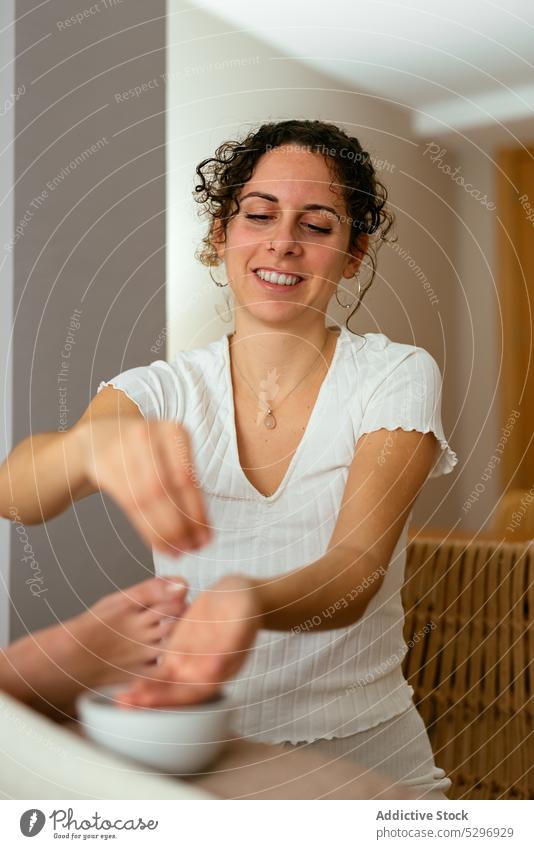 Masseurin trägt während einer Massage Körperöl auf den Rücken einer Kundin auf Frauen Erdöl Therapie sich[Akk] entspannen Spa eingießen Wellness Körperpflege