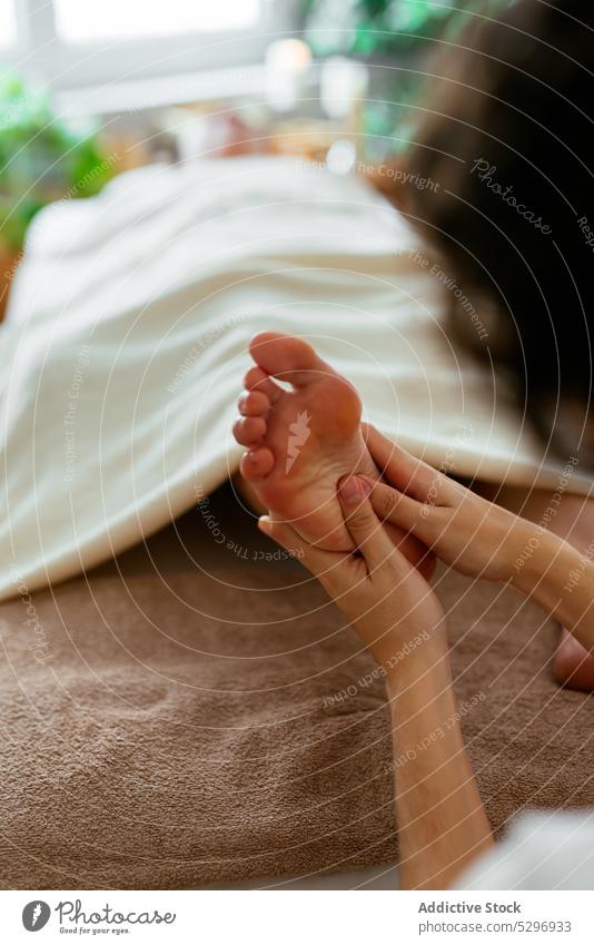 Eine Masseurin massiert die Füße eines Kunden in einem Spa-Salon Frauen Massage Fuß Therapie Leckerbissen Körperpflege Lügen Klient sich[Akk] entspannen