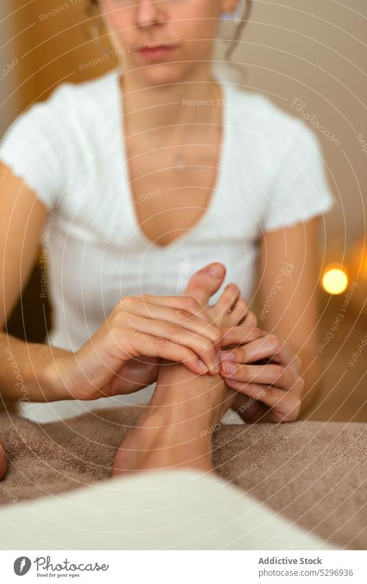Eine Masseurin massiert die Füße eines Kunden in einem Spa-Salon Frauen Massage Fuß Therapie Leckerbissen Körperpflege Lügen Klient sich[Akk] entspannen