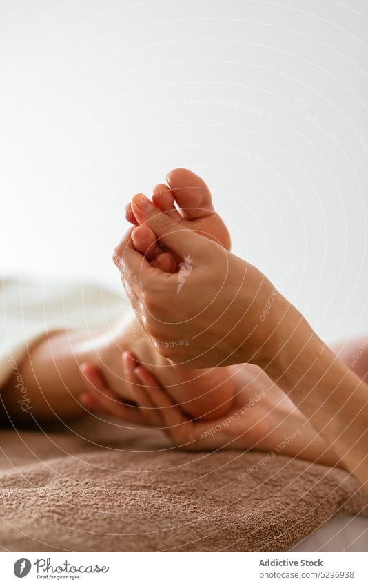 Crop-Masseurin massiert den Fuß eines Kunden im Spa-Salon Frauen Massage Therapie Leckerbissen Körperpflege Lügen Klient sich[Akk] entspannen Wellness Sitzung