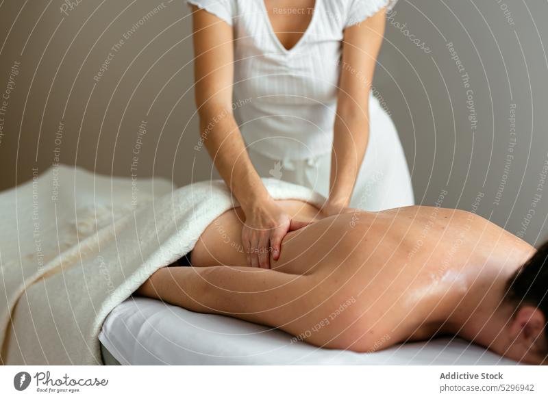 Crop Therapeut tun Körper-Massage für weibliche Kunden in Spa-Salon Frauen Rücken sich[Akk] entspannen Masseur Verfahren Klient Rehabilitation Therapie