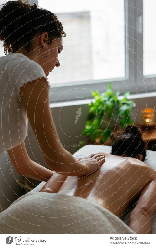 Frau Therapeutin tut Körper-Massage an weiblichen Kunden in Spa-Salon Frauen Rücken sich[Akk] entspannen Masseur Verfahren Klient Rehabilitation Therapie