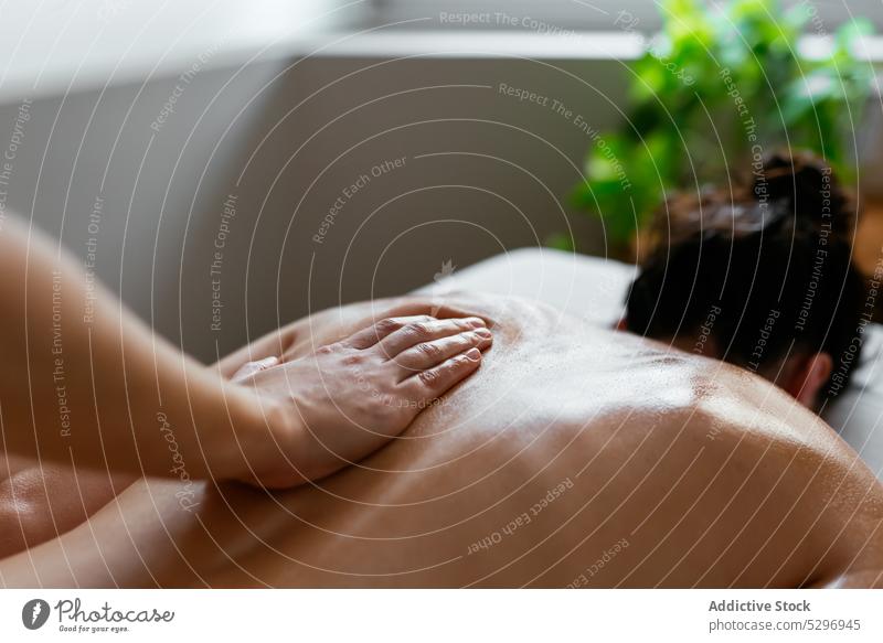 Crop Therapeut tun Körper-Massage für weibliche Kunden in Spa-Salon Frauen Rücken sich[Akk] entspannen Masseur Verfahren Klient Rehabilitation Therapie