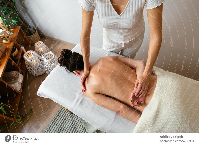 Masseurin massiert den Rücken eines Kunden im Salon Frauen sich[Akk] entspannen Massage Spa Therapie Therapeut oben ohne Wiederherstellung Erleichterung Klient