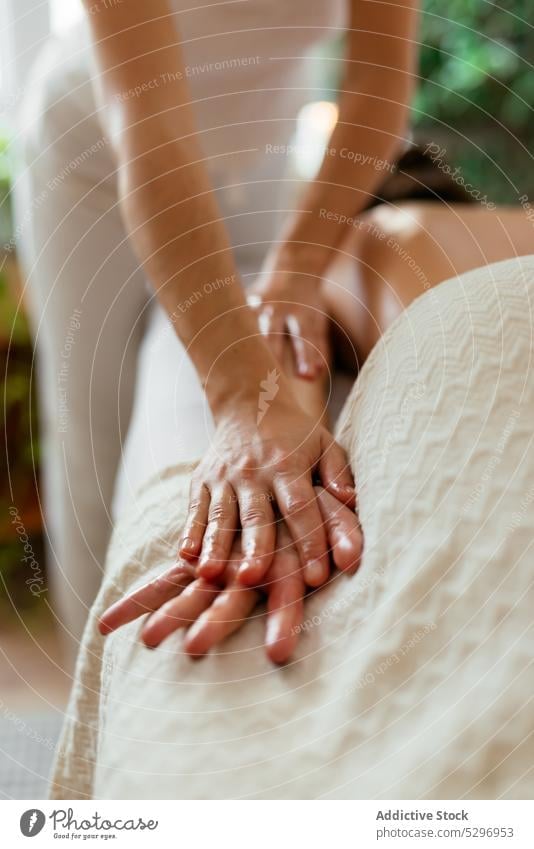 Eine Frau massiert den Arm eines weiblichen Kunden mit Öl Frauen Massage Spa Erdöl Klient Masseur Verfahren Wellness Körperpflege Leckerbissen Salon