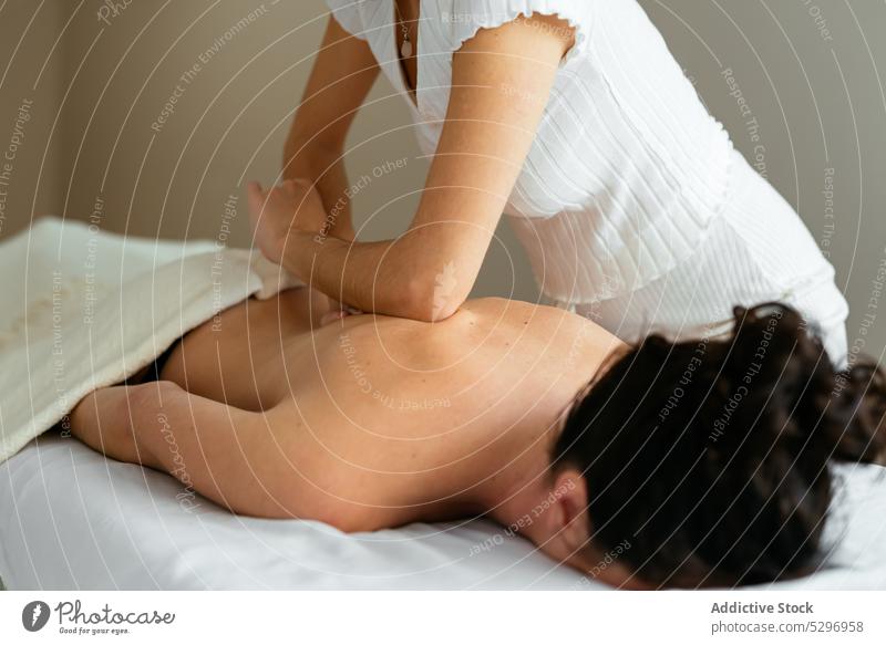 Anonyme Masseurin bei der Akupunkturmassage einer Kundin Frauen Massage Gesundheitswesen Wiederherstellung Konzentration Klient Verfahren Therapie Wellness