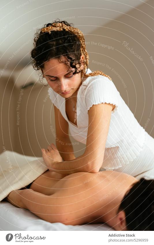 Masseurin massiert den Rücken eines Kunden im Spa Mann Massage Therapie Therapeut Verfahren Ellbogen sich[Akk] entspannen Leckerbissen Pflege Wellness Klient