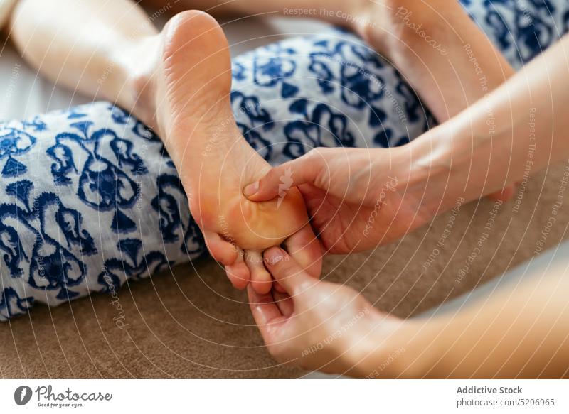 Masseurin massiert den Fuß eines Kunden Therapeut Therapie geduldig Massage Leckerbissen Zeh Pflege Spa Verfahren professionell Klient Wellness Lügen