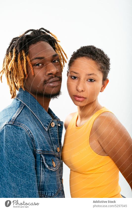 Ethnisches Paar auf weißem Hintergrund Freund Freundin Partnerschaft Jeanshose Streetstyle Stil Jeansstoff Afroamerikaner ethnisch schwarz Liebe Rastalocken