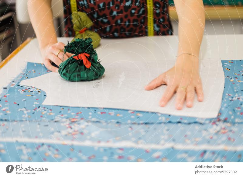 Unbekannter Designer arbeitet mit Stoff Frau Gewebe Muster Damenschneiderin Werkstatt Textil Material Atelier Handwerk Näherin nähen Tisch farbenfroh Beruf