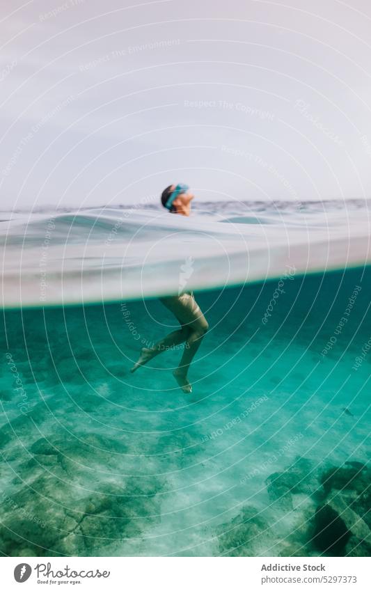Unerkennbare schwangere Frau beim Tauchen im Meer schwimmen unter Wasser Fisch Sinkflug unterseeisch Urlaub MEER Bikini durchsichtig blau Feiertag reffen