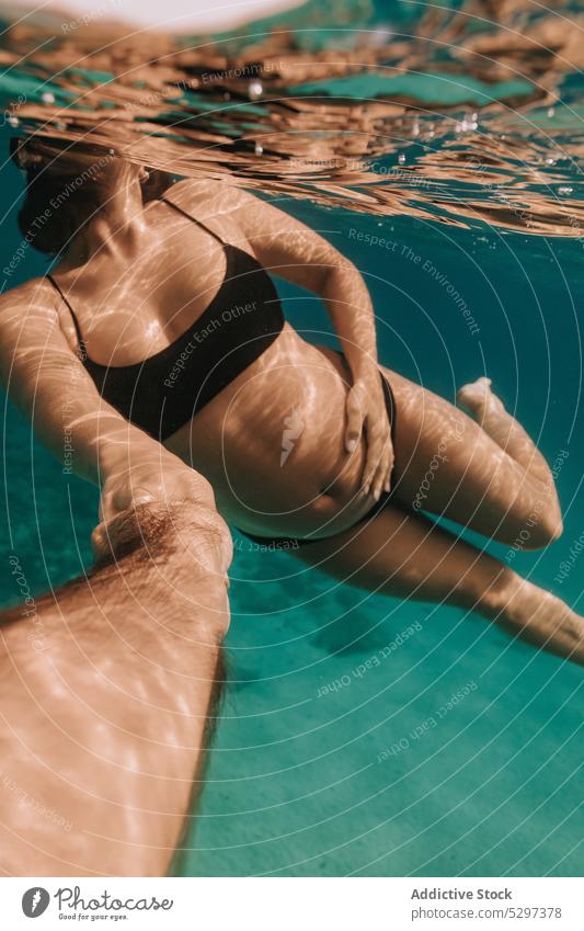 Unkenntliche schwangere Frau macht Selfie im Meer schwimmen unter Wasser MEER Sommer Urlaub Feiertag Badebekleidung Resort türkis tropisch übersichtlich Bikini