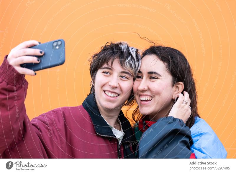 Junges lesbisches Paar macht Selfie mit Smartphone Gedächtnis lgbt Liebe Partnerschaft positiv jung Homosexualität Handy Freundin Fotografie Moment
