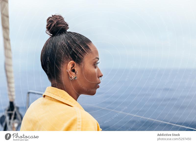 Verträumte schwarze Frau bewundert Meereslandschaft Jacht MEER bewundern ernst Ansicht Feiertag sich[Akk] entspannen Wasser Natur Afroamerikaner ethnisch jung