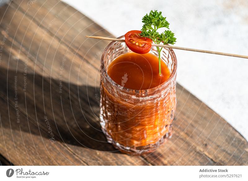 Bloody Mary oder Caesar-Cocktail-Getränk trinken Alkohol alkoholisch Hintergrund Holzplatte cerely kalt Beton Schneidebrett frisch Feinschmecker Saft Petersilie