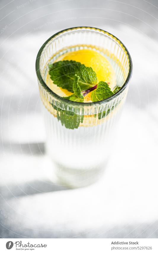 Mojito-Cocktail mit Minze und Zitrone Alkohol Hintergrund Getränk Zitrusfrüchte kalt Beton Kristalle trinken frisch Glas grün Eis Blatt Blätter Menton