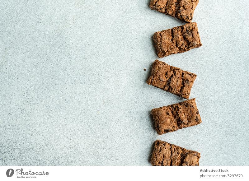 Schokoladenkekse auf Betonhintergrund gebacken Biskuit blau Keks Dessert Lebensmittel frisch Feinschmecker Küche Spielfigur Scheibe Stillleben Zucker süß