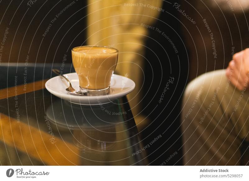 Unbekannte Person sitzt am Tisch mit Kaffee Café americano Sahne schwarzer Kaffee Tasse trinken Glas Getränk genießen frisch Aroma ruhen Koffein lecker