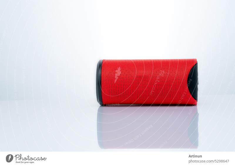 Kabelloser tragbarer Lautsprecher isoliert auf weißem Hintergrund. Rote digitale tragbare Lautsprecher. Kleine Musikbox Lautsprecher. Modernes Design Mini portable Wireless-Lautsprecher. Digitale drahtlose Technologie.