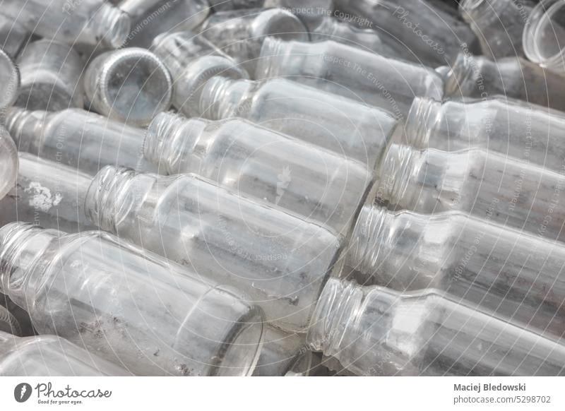 Lagerung von leeren Glasflaschen für das Recycling, selektiver Fokus. Flasche dreckig Abfall Müll trinken wiederverwerten verwendet Industrie Umwelt viele
