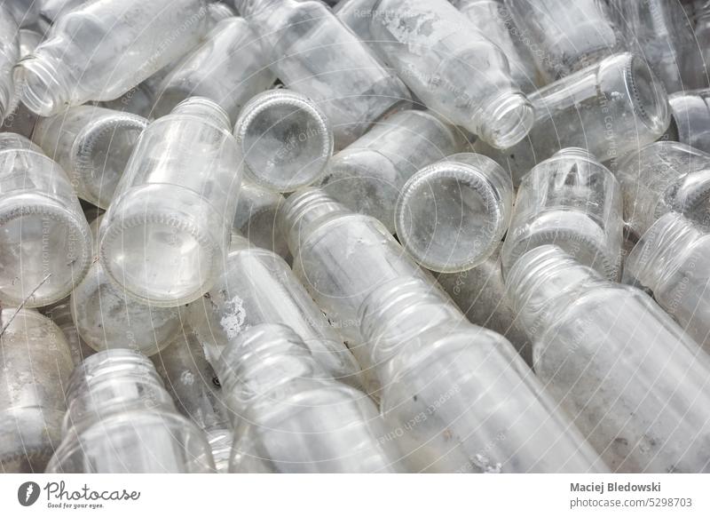 Lagerung von leeren Glasflaschen für das Recycling, selektiver Fokus Flasche dreckig Abfall Müll trinken wiederverwerten verwendet Industrie Umwelt viele Haufen