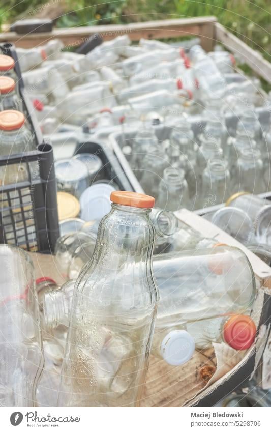 Verschiedene Arten von leeren Glasflaschen, die in Containern für das Recycling gelagert werden, selektiver Fokus. Flasche dreckig Abfall Müll trinken
