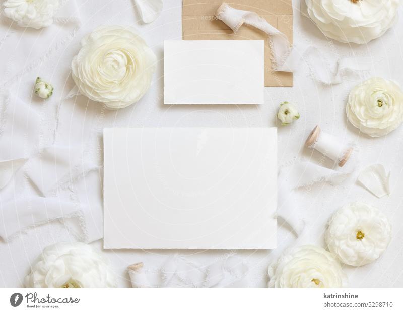 Blanko-Karten in der Nähe von Creme Rosen und weißen Seidenbändern Draufsicht, Hochzeit Mockup Attrappe Postkarte Blumen romantisch Sahne Bändchen horizontal