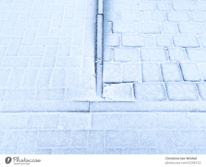 Eine feine Schneeschicht bedeckt die Pflastersteine verschneit Hintergrundbild Muster Textur Strukturen & Formen Winter Glätte weiß monochrome schön