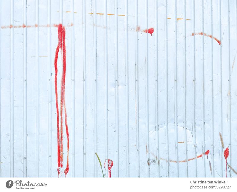 rot auf weiß Metall Metallwand Fassade Graffiti Linien Zeichen Wand Strukturen & Formen Schmiererei Kreativität Muster abstrakt Wandmalereien verbeult alt