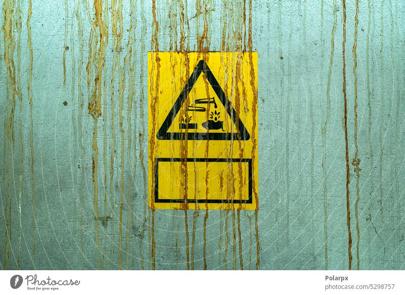 Warnschild vor Chemikalien an einer Wand Sprit Gesundheit industriell Licht verboten Pflanze brennbar zugeklappt gemalt montiert Warnung liquide sich[Akk] hüten