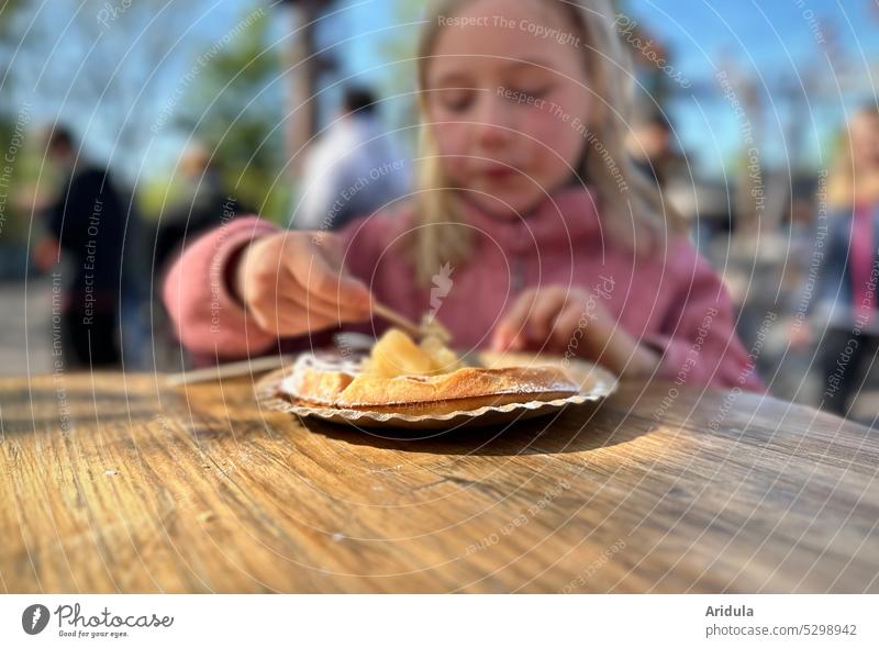 Kind ißt eine Waffel mit Apfelkompott und Puderzucker Mädchen essen Essen lecker Lebensmittel Dessert süß Ernährung Süßwaren Hand genießen Backwaren Kuchen