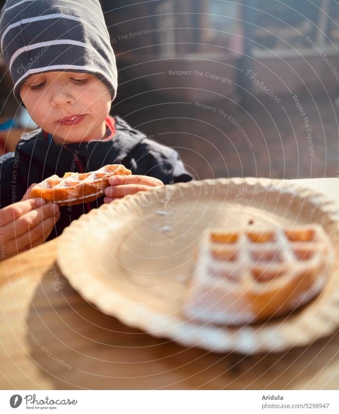 Hm … lecker | Kind genießt eine Waffel mit Puderzucker Kindheit Essen süß genießen Ernährung Teigwaren Backwaren Süßwaren Zucker Kuchen Foodfotografie Unschärfe
