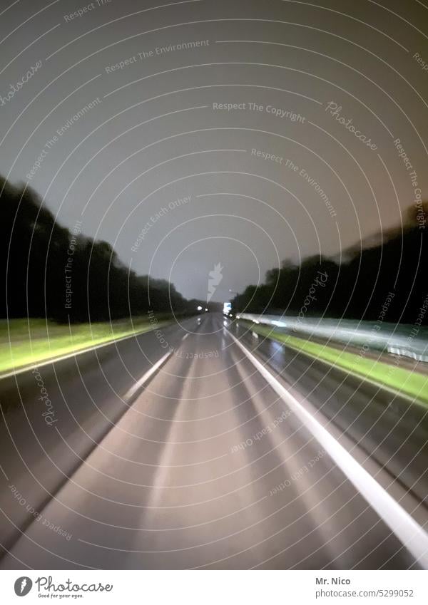 Nachts unterwegs scheinwerfer Autofahren dunkel Verkehrsmittel Bewegungsunschärfe Kunstlicht Raser Mobilität Eile Straßenverkehr Rasen Autobahn Geschwindigkeit