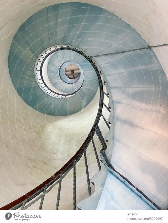 Wendeltreppe im Inneren des Leuchtturms Lyngvig Fyr Treppe Architektur Geländer Treppengeländer Treppenhaus aufwärts Menschenleer Spirale abwärts Innenaufnahme