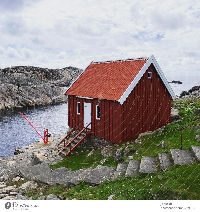 Rotes Holzhaus auf einer Schäreninsel rot Treppe Steintreppe Norwegen Wasser Küste Skandinavien Ferien & Urlaub & Reisen Himmel Felsen Meer Europa Landschaft