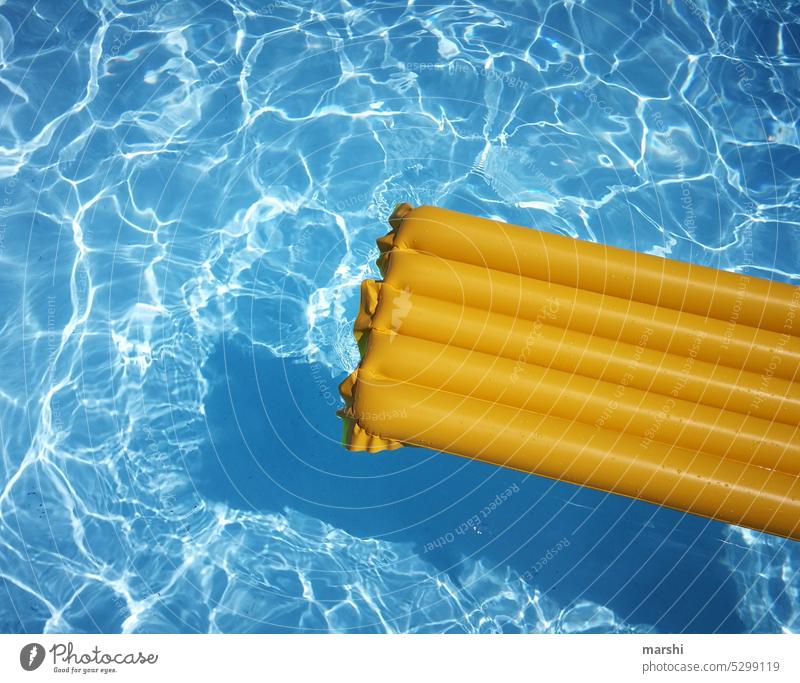Lust auf Sommer pool wasser baden luftmatratze sommer Sommerzeit Urlaubszeit urlaub Hotel gelb blau abstrakt urlaubsfeeling Stimmungsbild Spaß haben plantschen