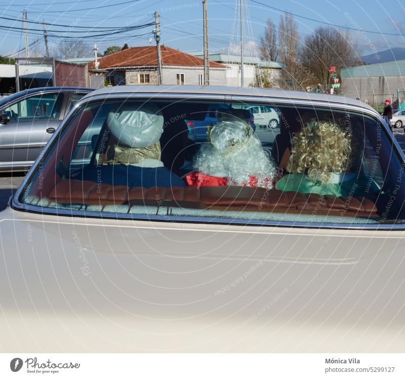 Die Heiligen Drei Könige aus dem Morgenland reisen am Dreikönigstag in einem weißen Wagen. Weihnachten magi Sinnestäuschung Tradition PKW Ausflug Geschenke