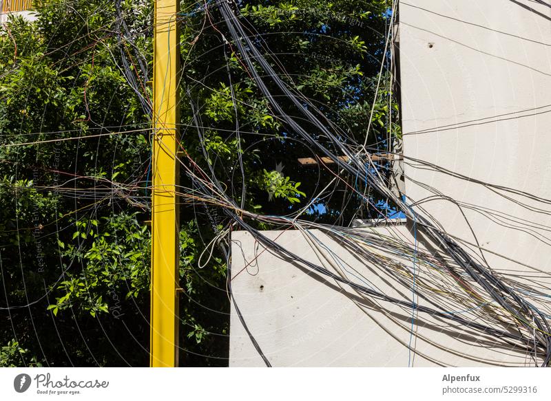 Kabel | Sammlung Kabelsalat chaotisch Technik & Technologie durcheinander unordentlich Farbfoto Elektrizität Leitung Netzwerk Energiewirtschaft Draht Strommast