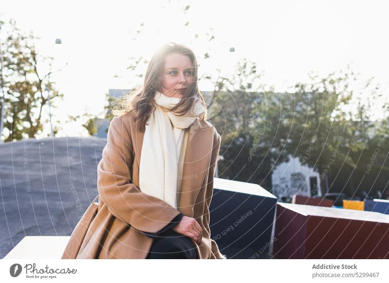 Nachdenkliche Frau beim Chillen auf der Straße Model Kälte sich[Akk] entspannen Spielplatz Stadtbild bewundern nachdenken nachdenklich ruhen Erholung Freizeit