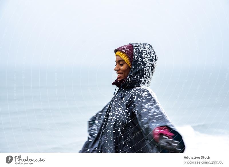 Touristin im Regenmantel mit Schnee bedeckt Reisender Kapuzenpulli Urlaub Deckung erkunden bewundern Natur Himmel stürmisch idyllisch Wetter wolkenlos Fernweh