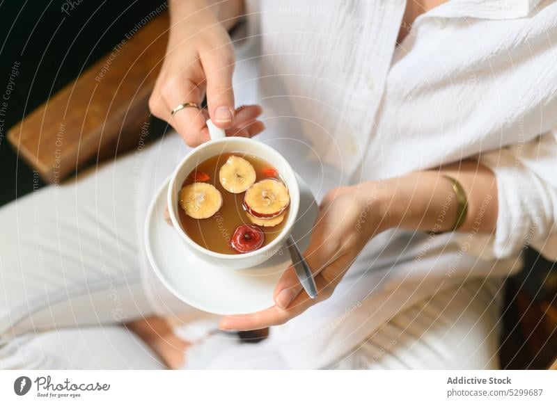 Frau genießt Tee in einem Cafe trinken Kaffee Café Getränk genießen sich[Akk] entspannen jung Stuhl Vietnam hölzern Tasse ruhen aromatisch lecker Heißgetränk