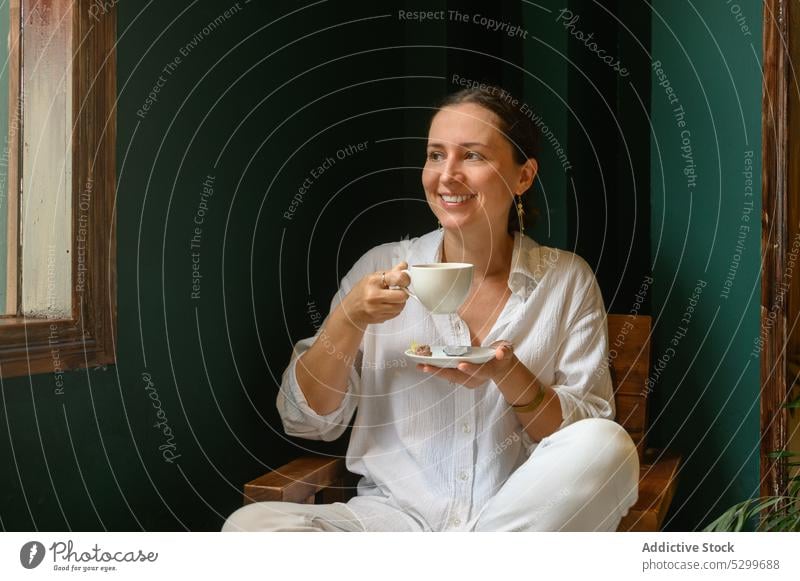 Lächelnde Frau genießt Kaffee in einem Cafe trinken Café positiv Getränk genießen Glück sich[Akk] entspannen heiter jung Stuhl Vietnam hölzern Tasse ruhen