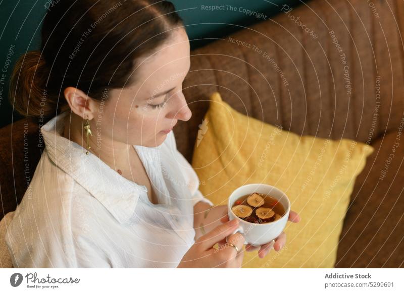 Frau genießt Tee in einem Cafe trinken Kaffee Café Getränk genießen sich[Akk] entspannen jung Liege Sofa Vietnam Tasse ruhen aromatisch lecker Heißgetränk Pause