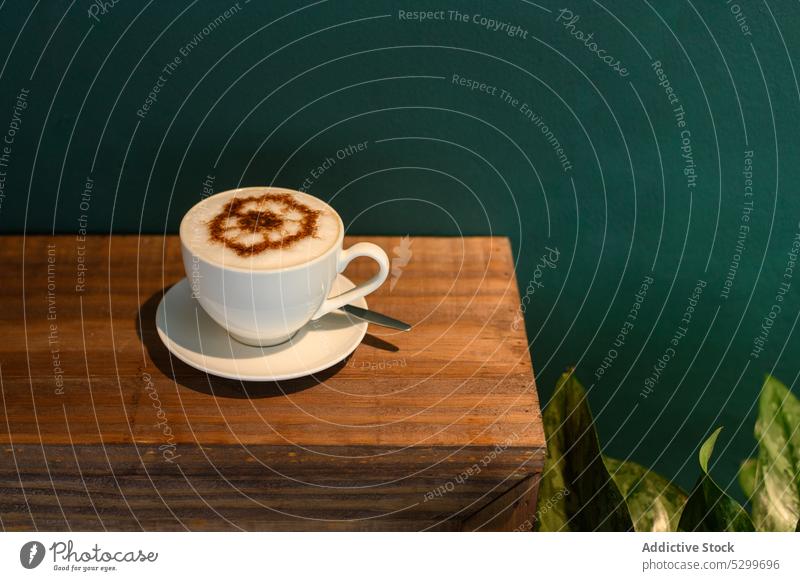 Tasse Cappuccino auf Holzschrank Kakao Kaffee schäumen Getränk heiß trinken Aroma aromatisch Koffein lecker geschmackvoll Vietnamesen Morgen Energie Keramik