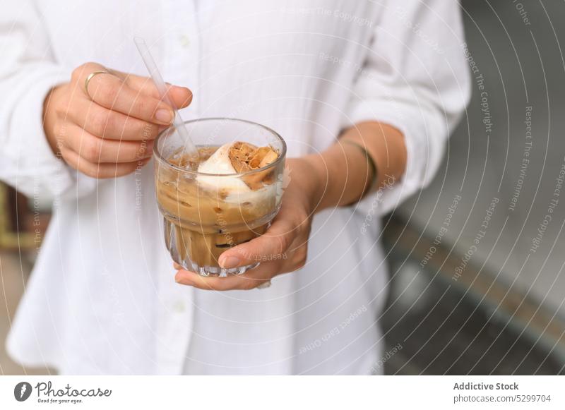 Frau mit Kaffee im Cafe stehend trinken Café Getränk sich[Akk] entspannen heiß ruhen Tasse Vietnam jung Pause lässig Heißgetränk modern Windstille friedlich