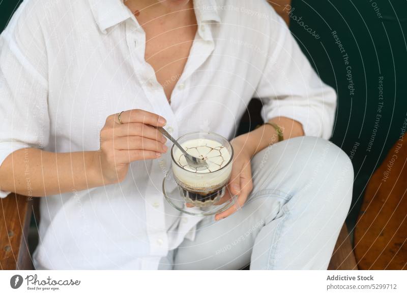 Frau mit einer Tasse Kaffee und einem Löffel in einem Cafe trinken Café ruhen Getränk besinnlich nachdenklich sich[Akk] entspannen Pause Vietnam jung genießen